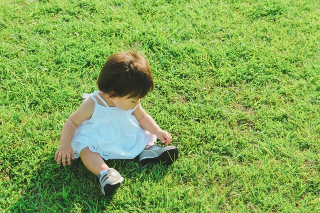 芝生に座る幼児